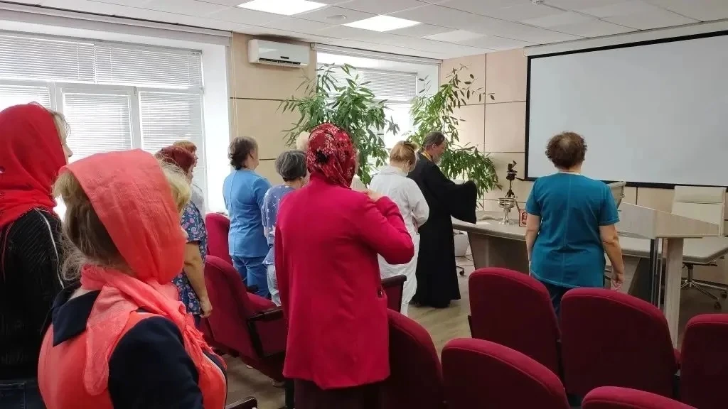 Протоиерей Андрей Метелёв с волонтерами поздравил с Пасхой пациентов Дальневосточного о...