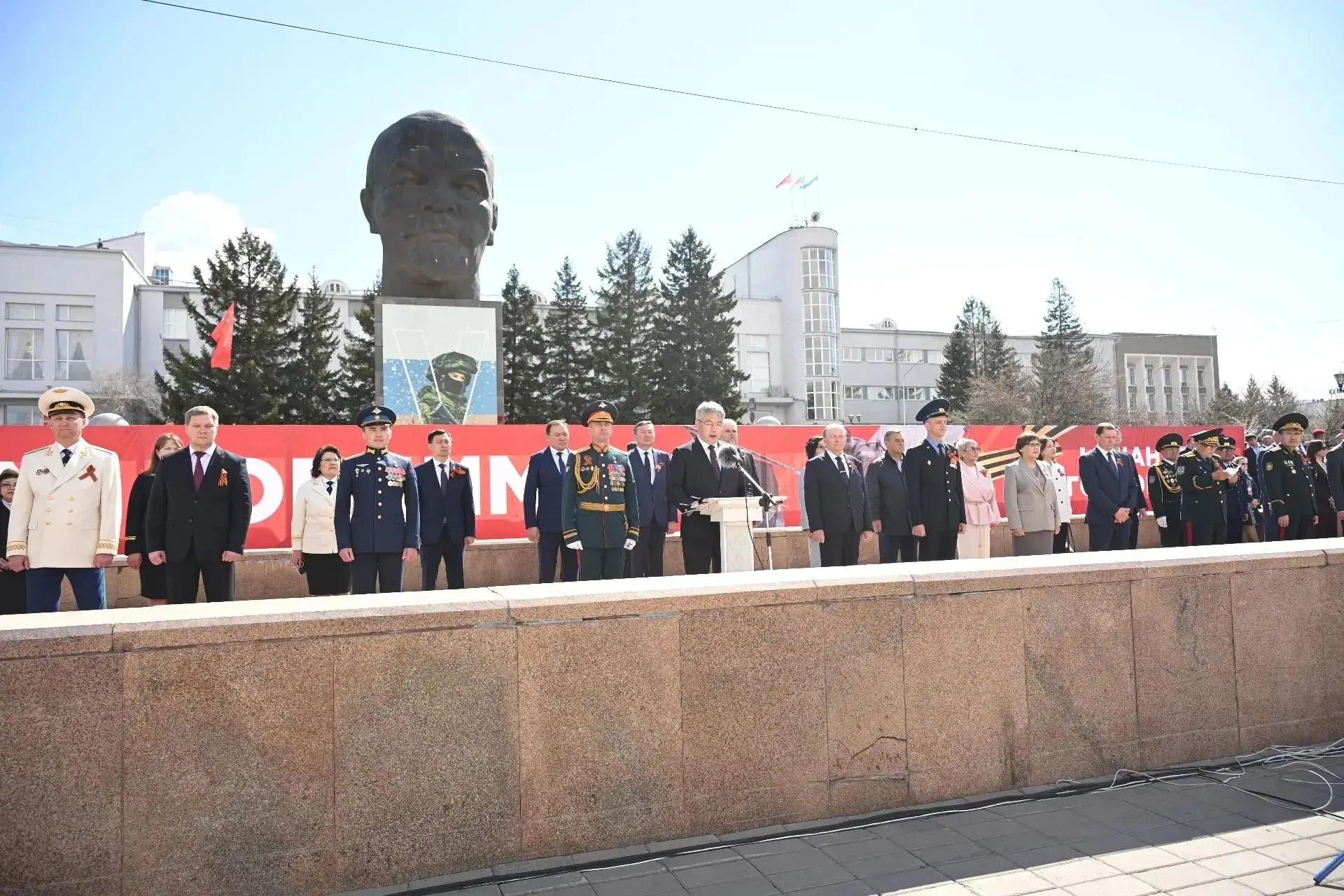 81 год назад наш народ отстоял своё право жить на родной земле, быть свободным, растить детей, строи