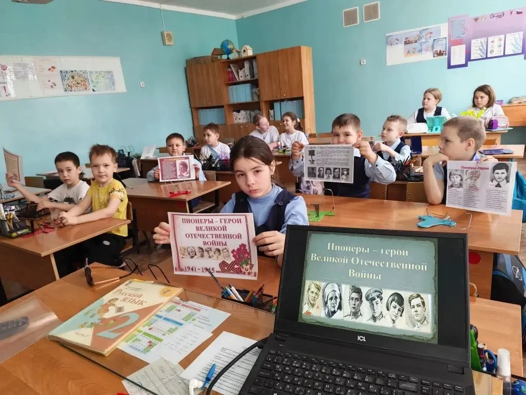 В объединениях педагога Минахметовой А. К. прошли занятия посвящённые "Пионерам-героям ...