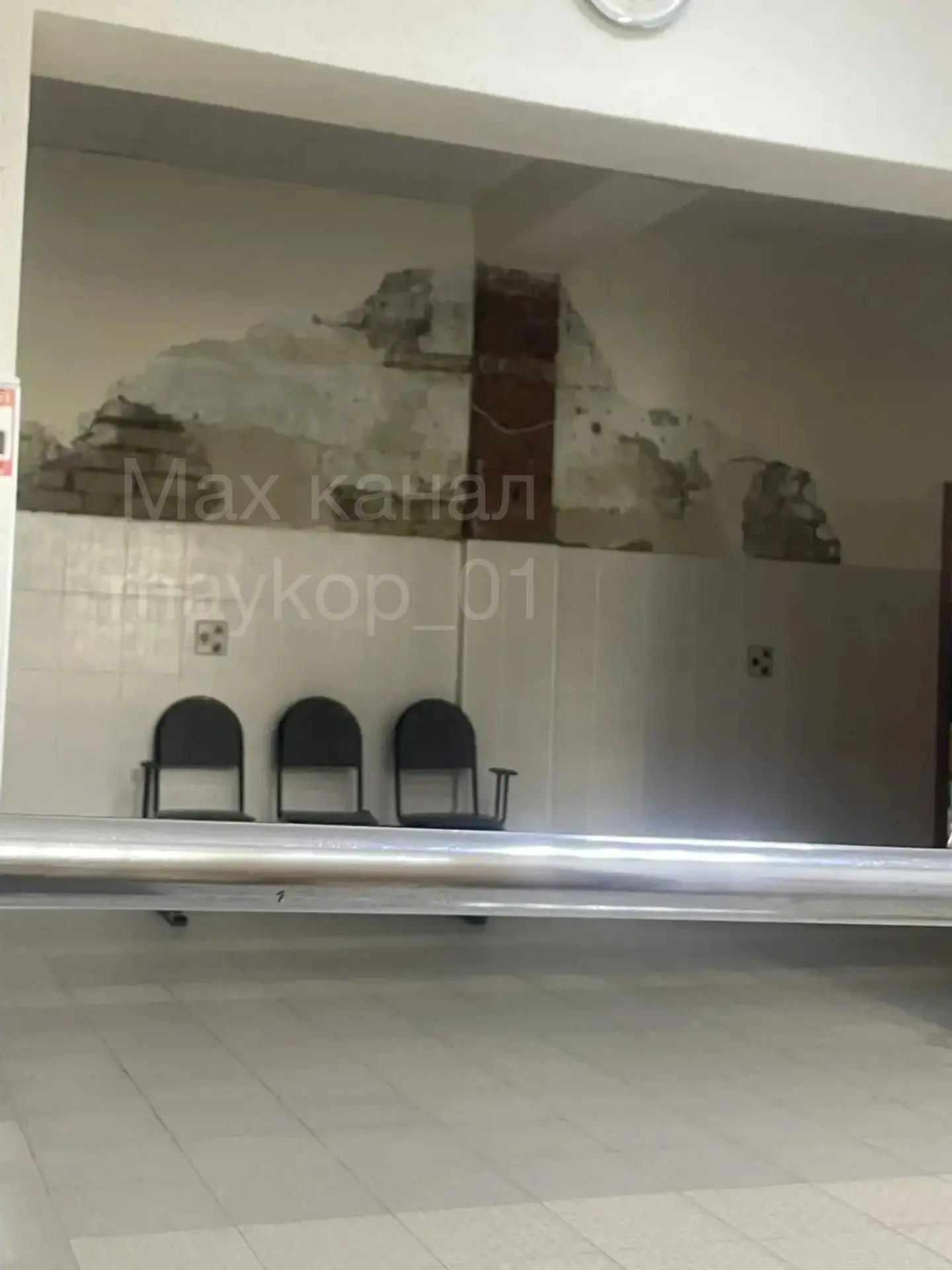 «Вот такой прекрасный ремонт в школе олимпийского резерва» - пишет подписчица
