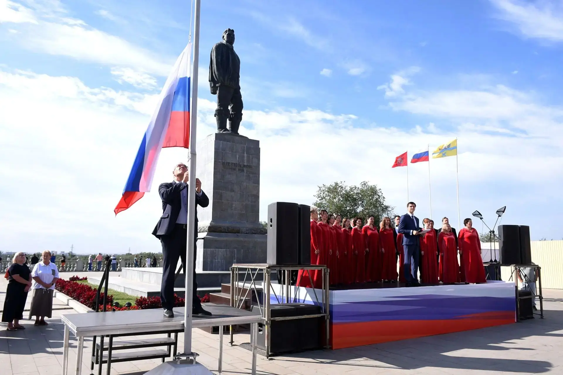 Праздник единства: Оренбург отмечает День Государственного флага