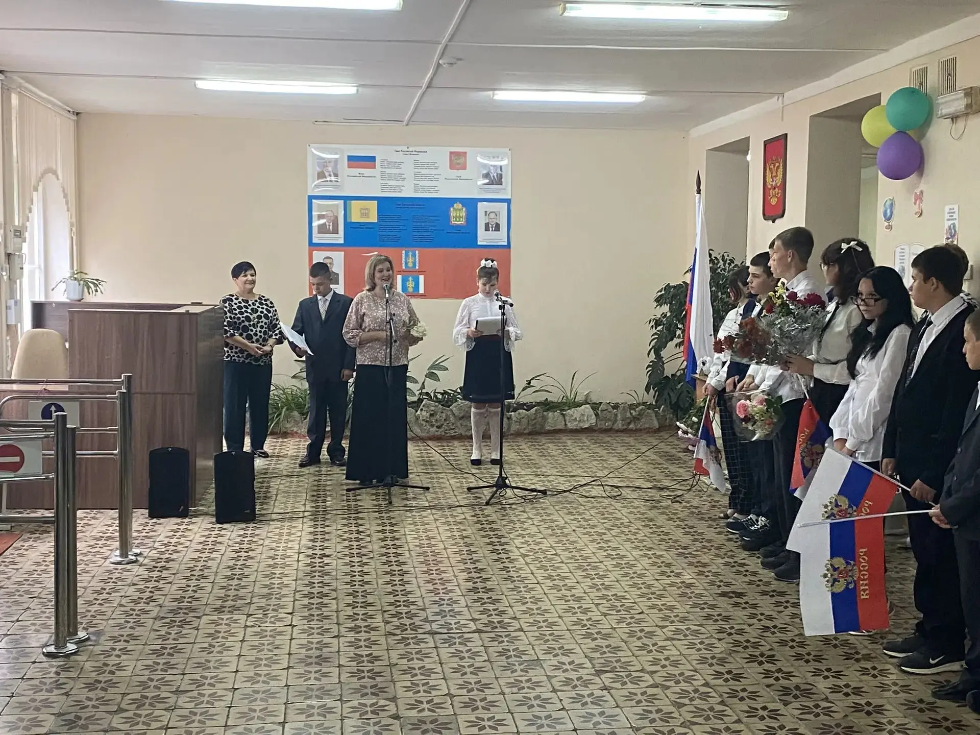 Сегодня, 1 Сентября, в День Знаний, директор Варыпаевского досугового центра  Елена Мод...