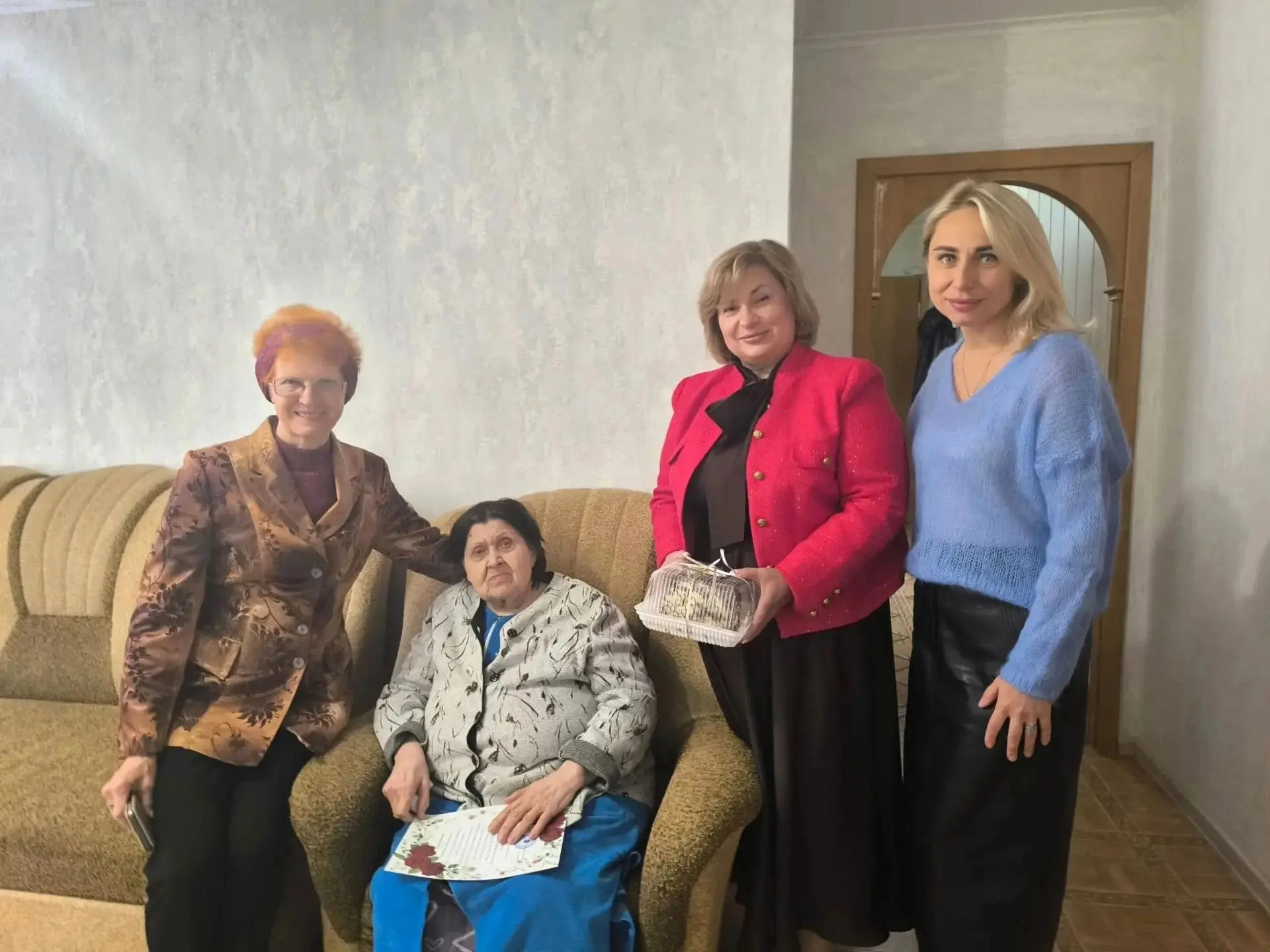 Праздник шагает по Советскому району: поздравления для ветеранов