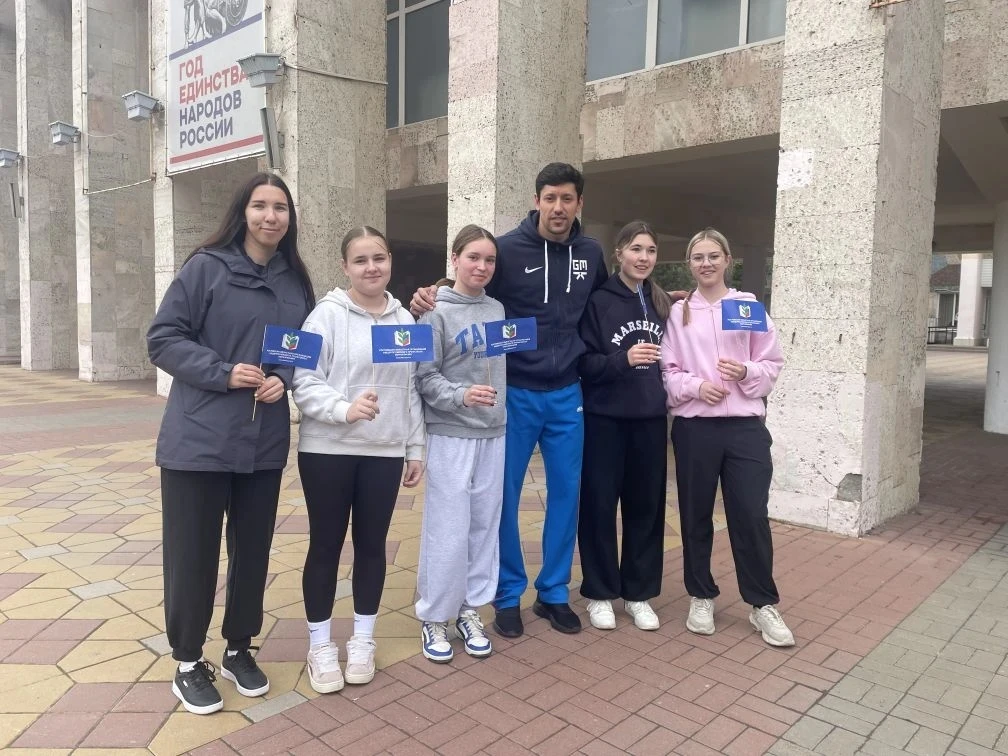 Народная зарядка с Чемпионом в честь праздника Весны и Труда  Активистки "Движения Первых" 8 "А" кла