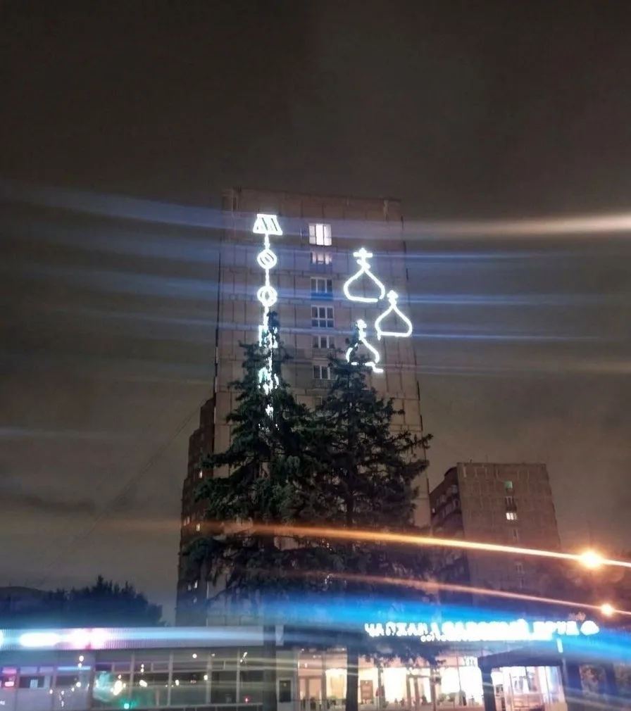 💡На Михалковской, 4 спустя много лет восстановили подсветку