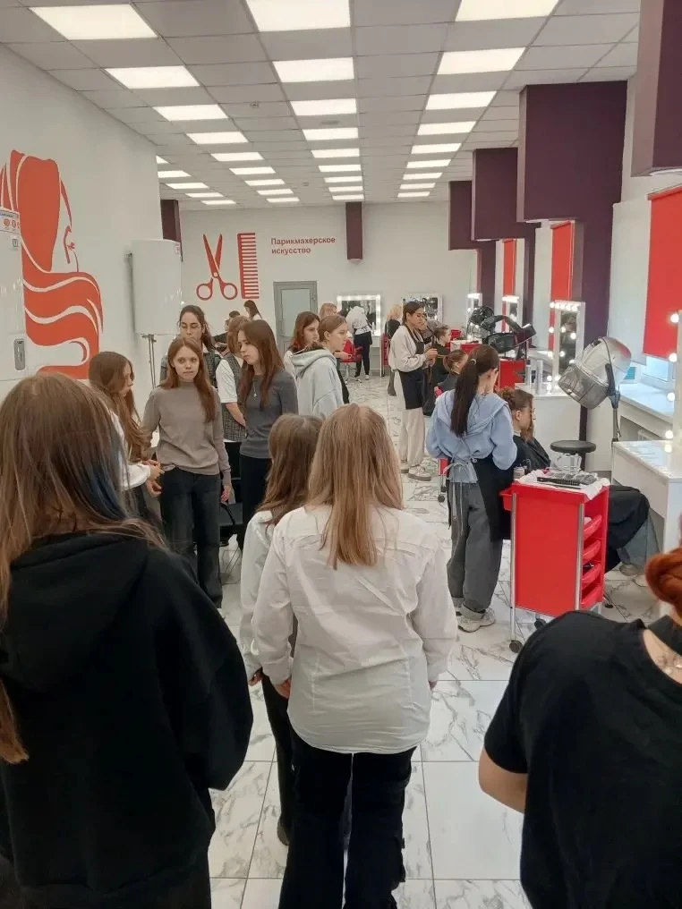 Сегодня ученики 8 «А» класса поучаствовали в Дне открытых дверей в Сибирском колледже сервиса и техн
