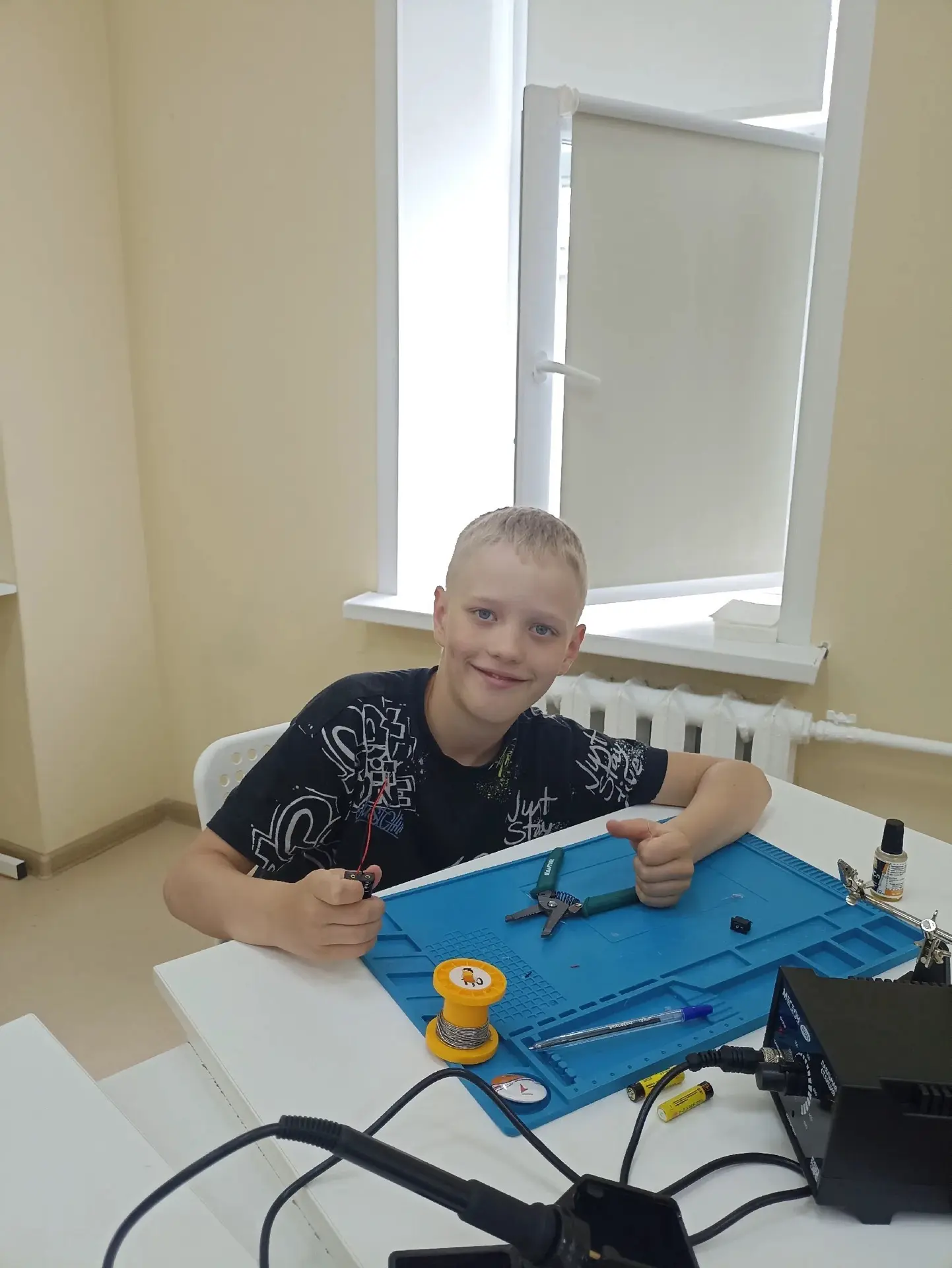 МАСТЕРИМ💡 

🤝Наш школьный лагерь уже не первый год сотрудничает с детским IT‑пространством «Кодоло