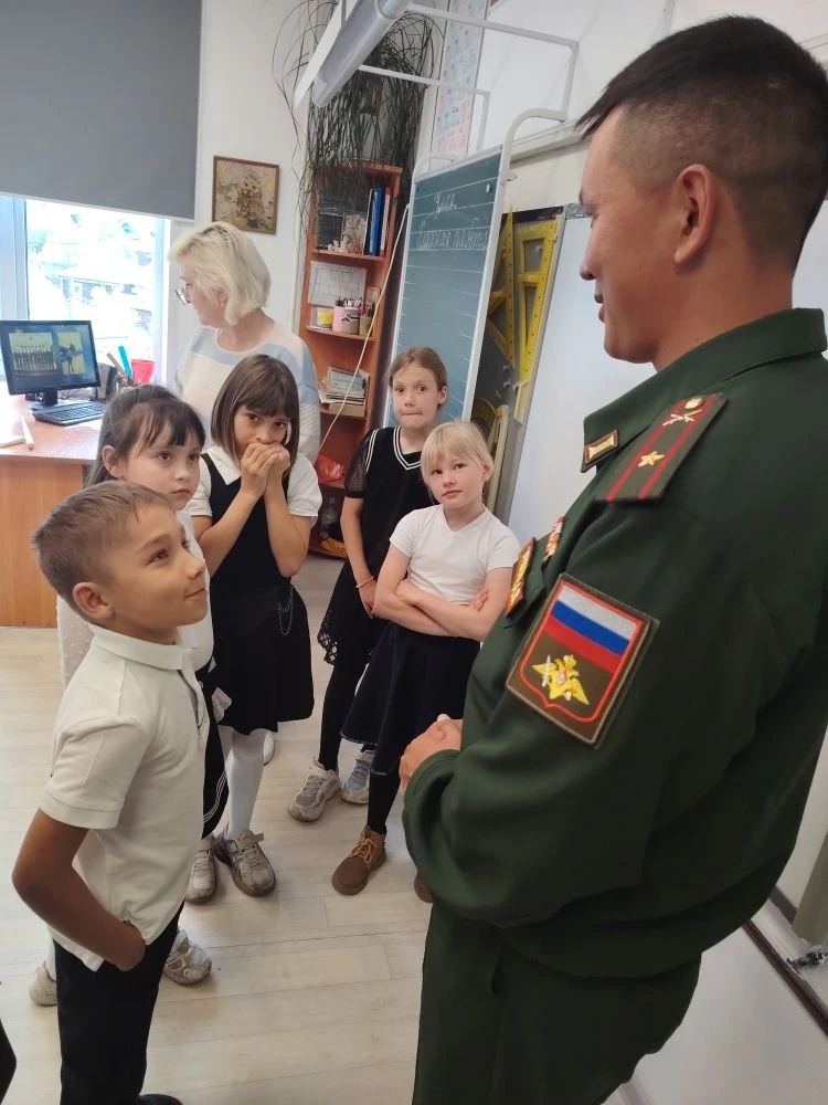 ✨ «Урок мужества» .   Сегодня,  во 2  А классе прошёл особенный «Урок мужества». Гостем стал начальн
