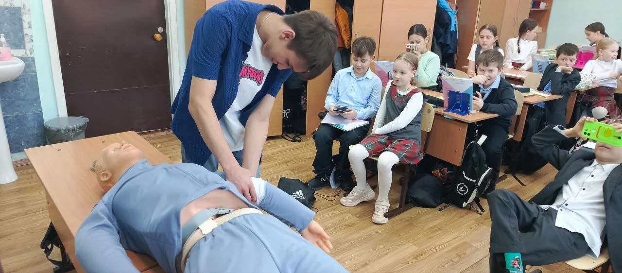 В рамках программы по ПДД «Дорога Безопасности» студентами медицинского колледжа с учениками начальн