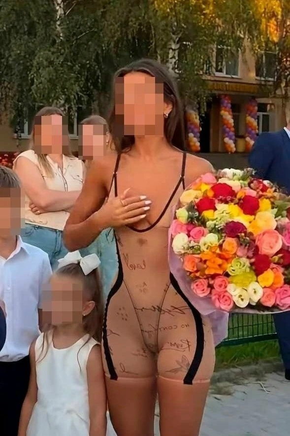 😁 Кружева и мини-юбки на школьной линейке: новый тренд мам разделил интернет