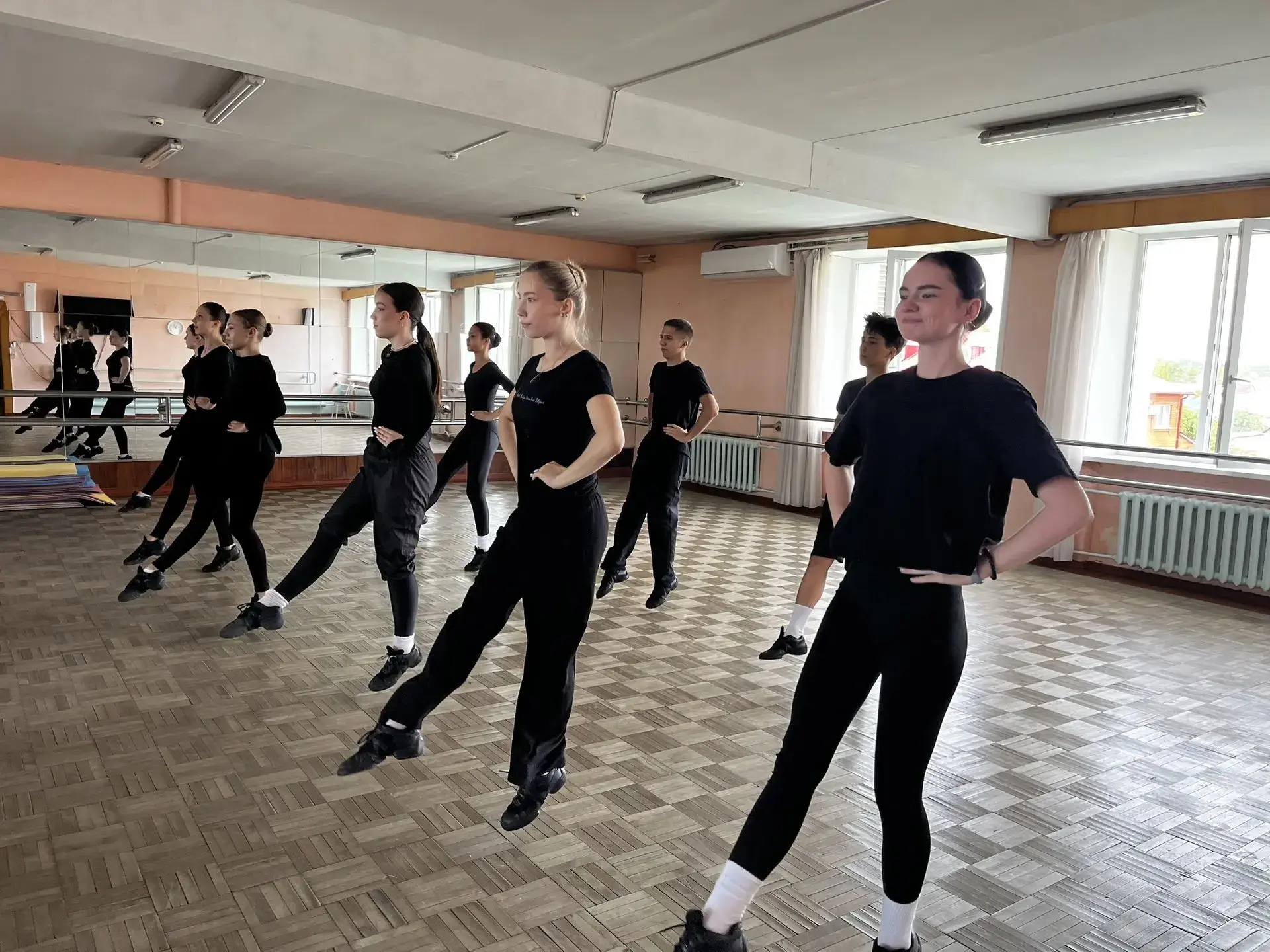 Шоу‑балет «Рандеву» держит планку: танцоры не останавливаются даже в каникулы, ведь сов...