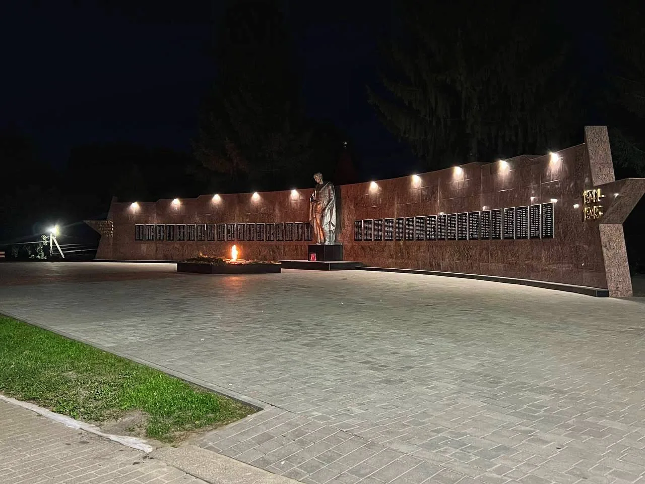 Спокойной ночи, Стародуб! ✨🌙

Пусть ночь укроет тебя мягким звёздным покрывалом, а в окнах домов ещ