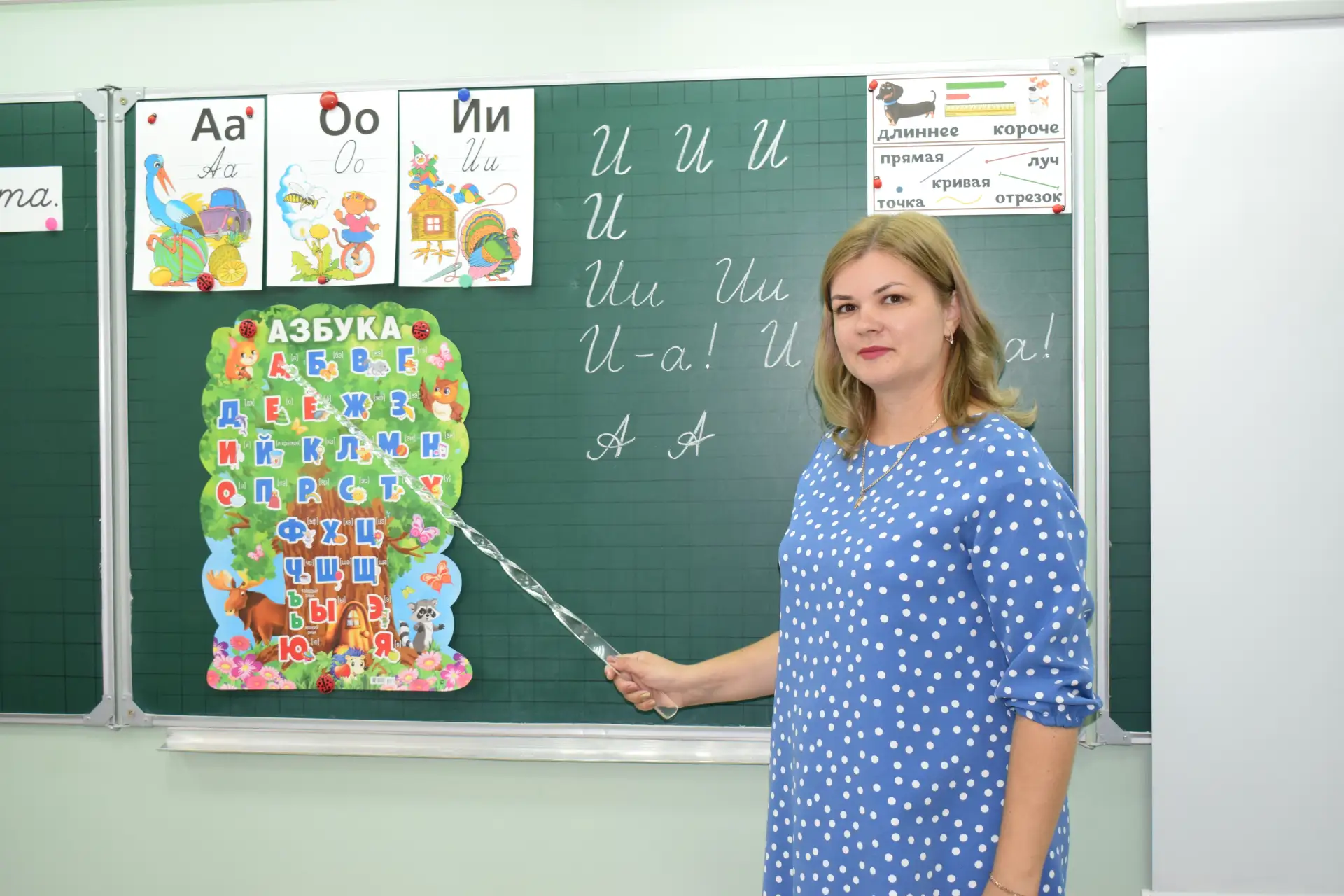 Сегодня мы поздравляем с днём рождения учителя начальных классов Анну Васильевну Корнев...