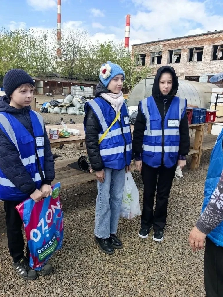 В воскресенье наши юные волонтёры отряда "Открытые сердца" посетили приют для собак "Ал...