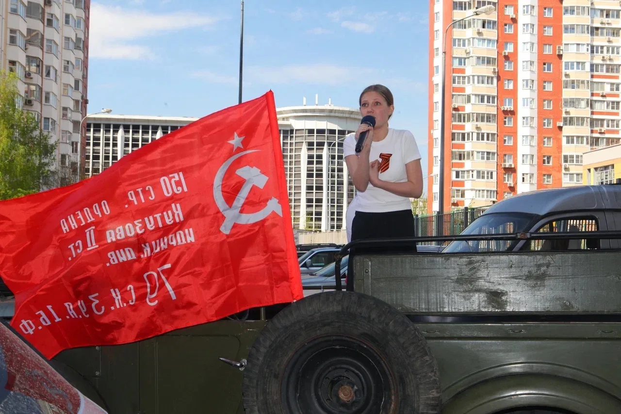 «Парад у дома ветерана»  🌟 Школьники и управленческая команда «Эврики» присоединились к трогательной