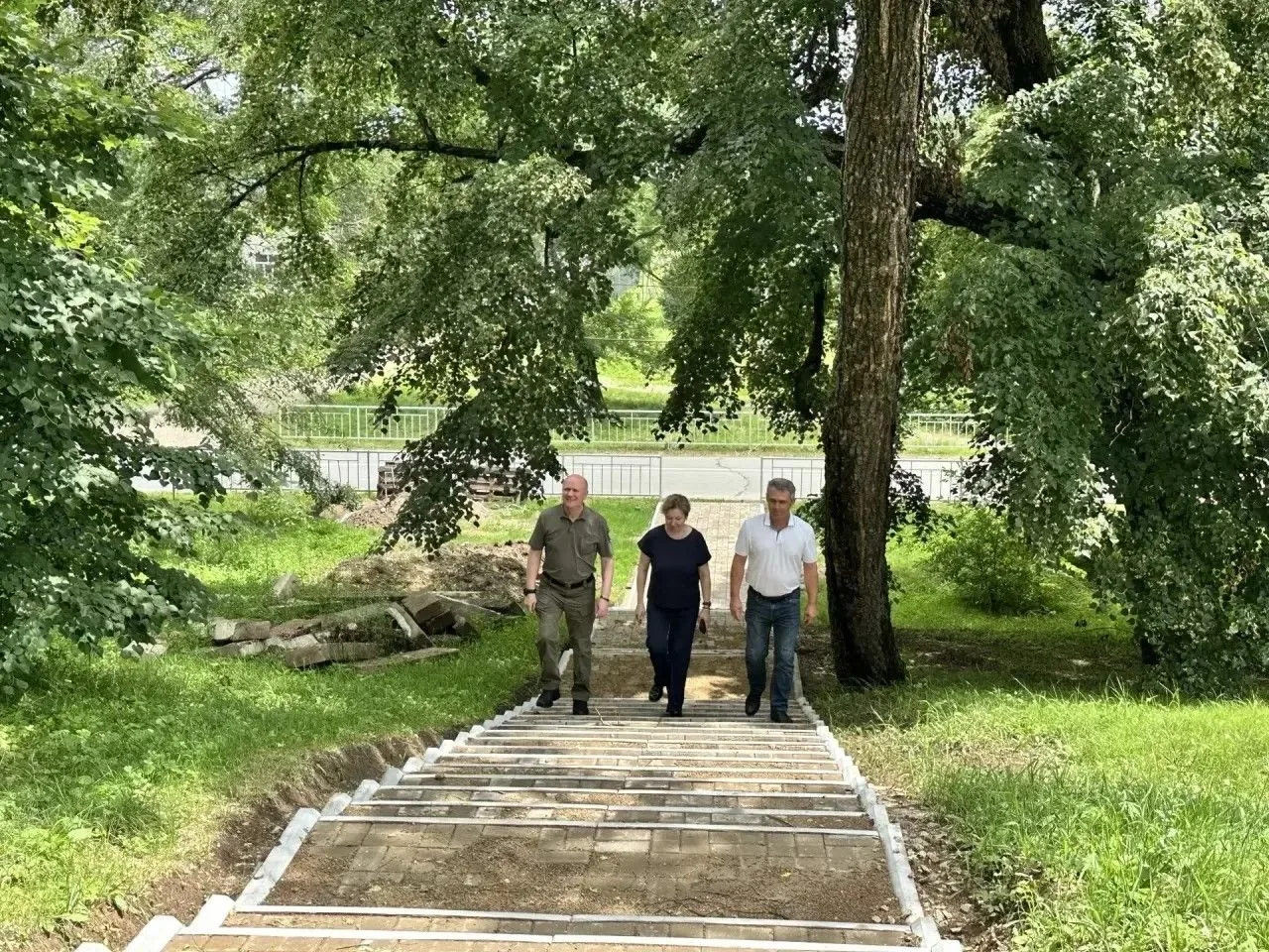 В селе Екатерино-Никольское проверили ход работ по благоустройству парка.