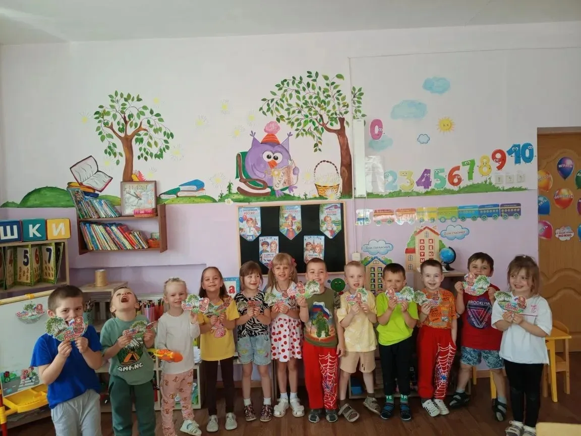 Здравствуй, праздник наш Российский!
День великий, славный.
Ты и взрослый, ты и детский -
Праздник с