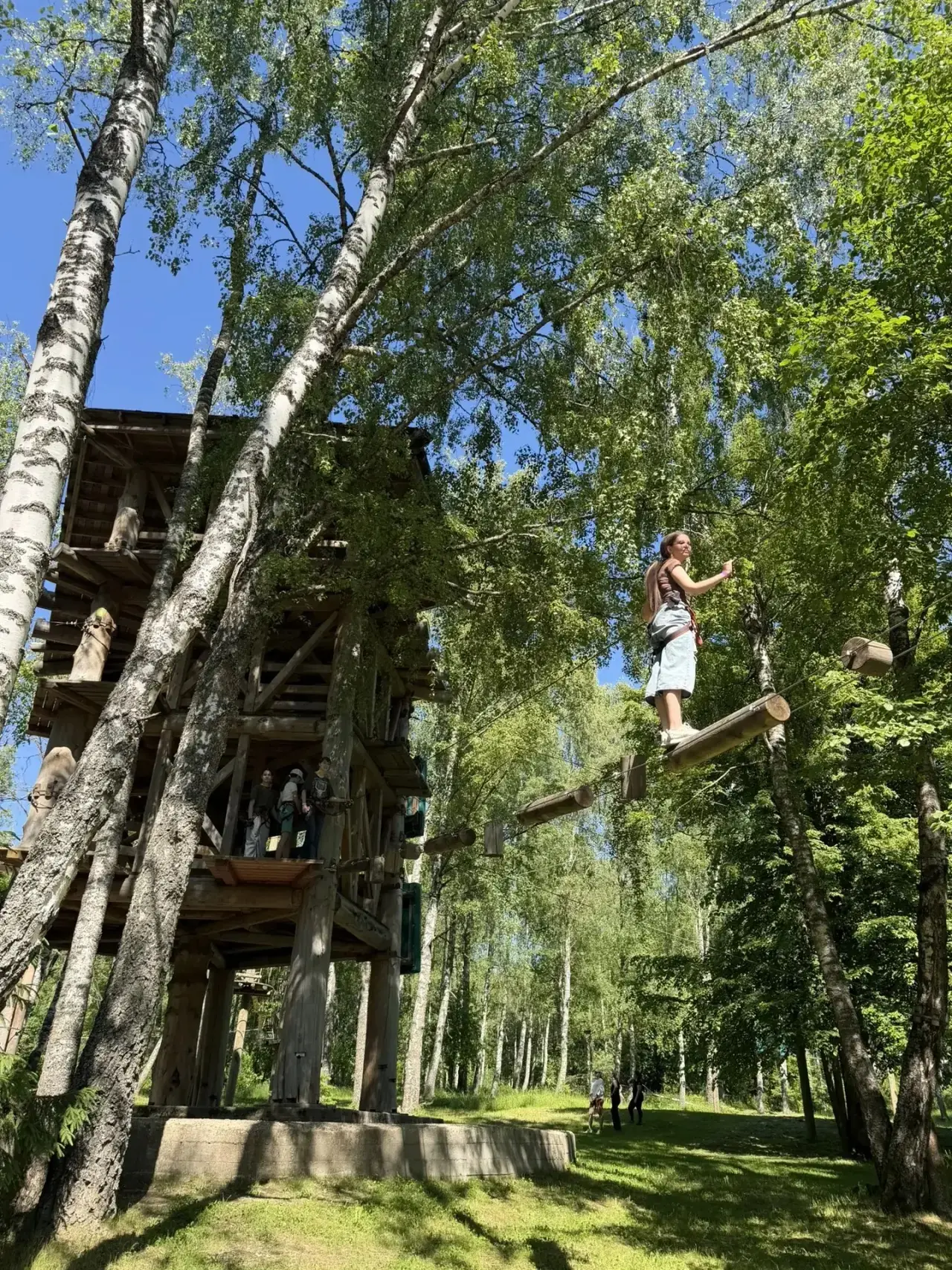 Высота, драйв и улыбки: 8 «Е» открыл каникулы в верёвочном парке!

🤸‍♂️ Ученики 8 «Е» класса открыл