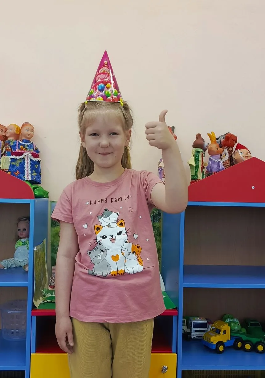Милая Варвара! С днём рождения! 🎉 Ты такая весёлая, добрая и красивая — прямо как прин...