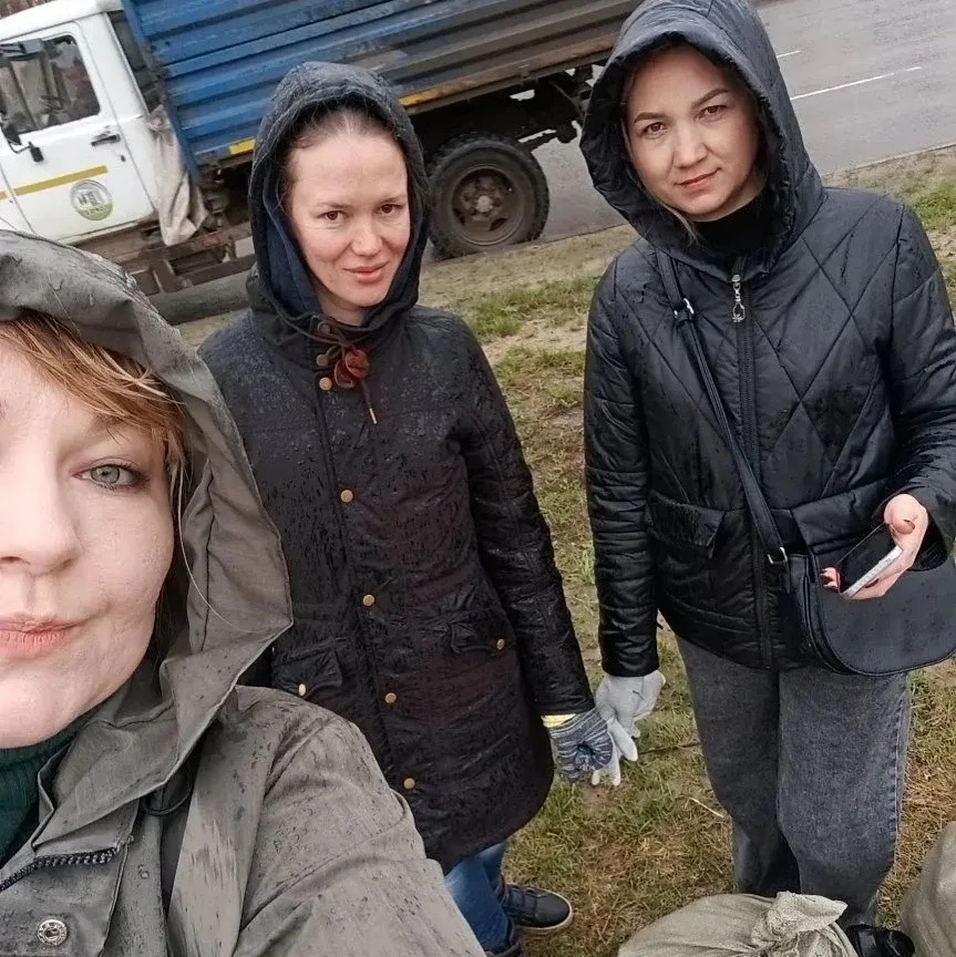 🌧️ Вы думаете, помощники города испугались утреннего дождя и не вышли на субботник? А вот и нет! 🌧️ 