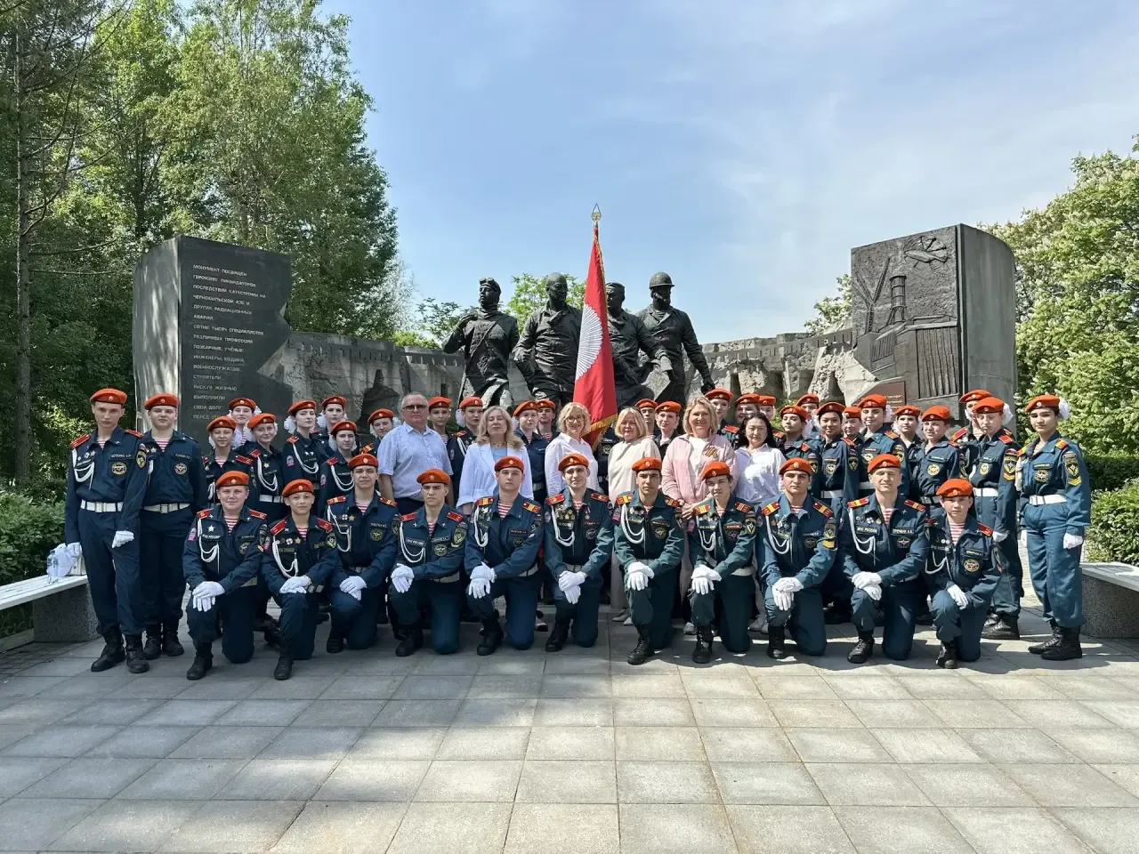 🏛️ В конце мая на Поклонной горе состоялась Торжественная церемония «Прощание со знаменем» выпускни