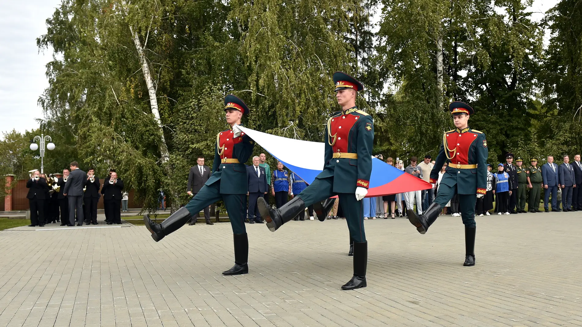 🇷🇺 Руководство и курсанты БЮИ МВД России приняли участие в торжественном мероприятии,...