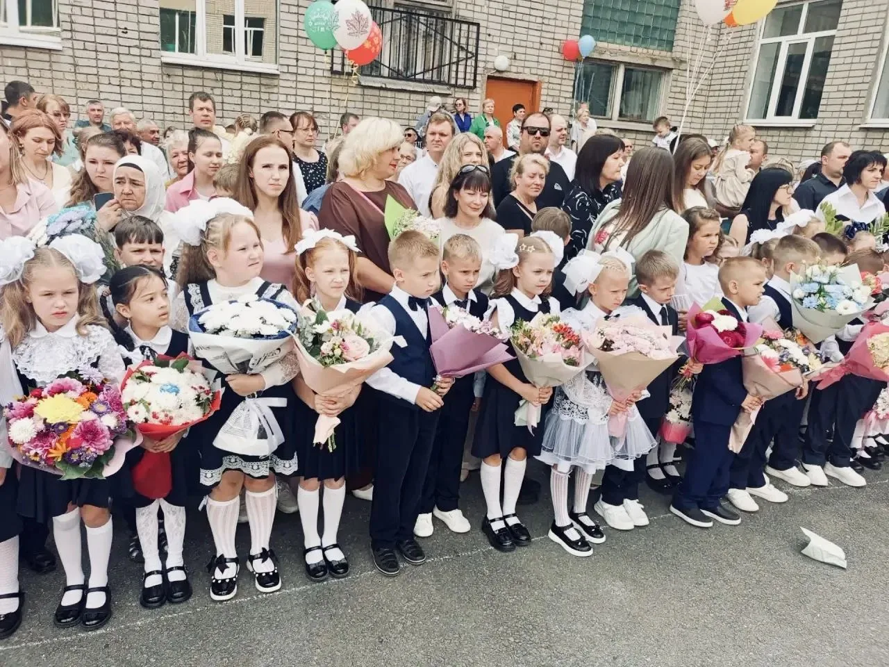 Первый раз — в первый класс! 🔔Сегодня особенный день для школы №49. Двери распахнулись...