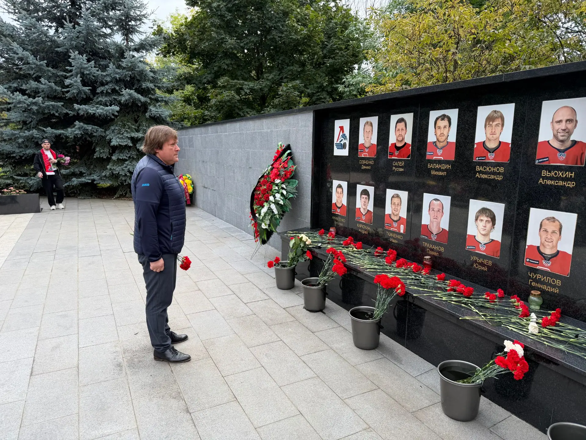 Руководство и сотрудники футбольного клуба "Шинника" посетили сегодня мемориальный комп...