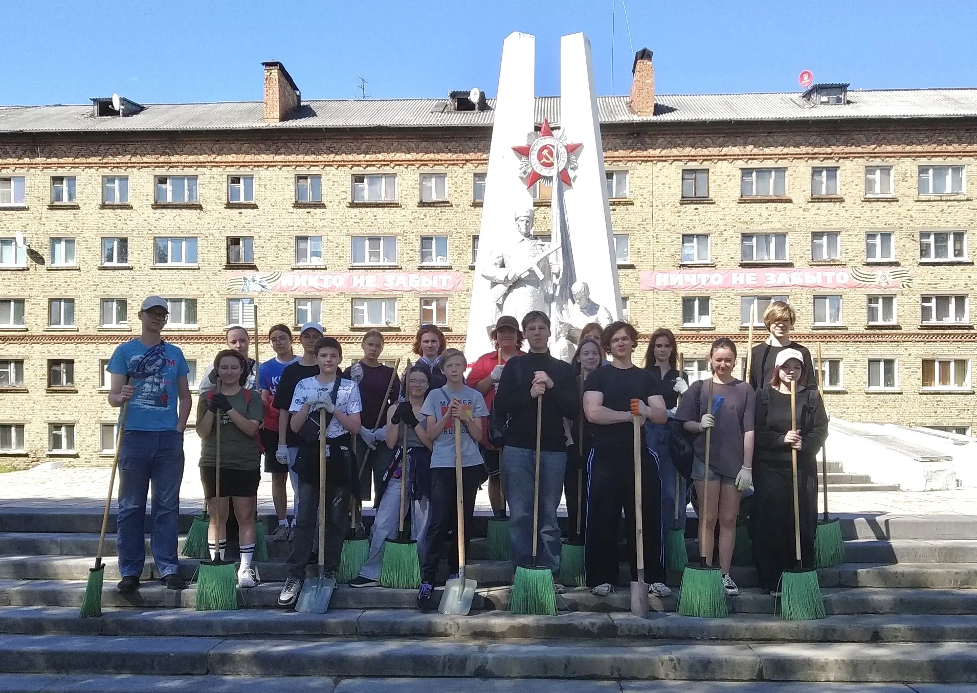 📌19 июня второй трудовой отряд навёл порядок на Комсомольской площади. 

Ребята подметали и убирали