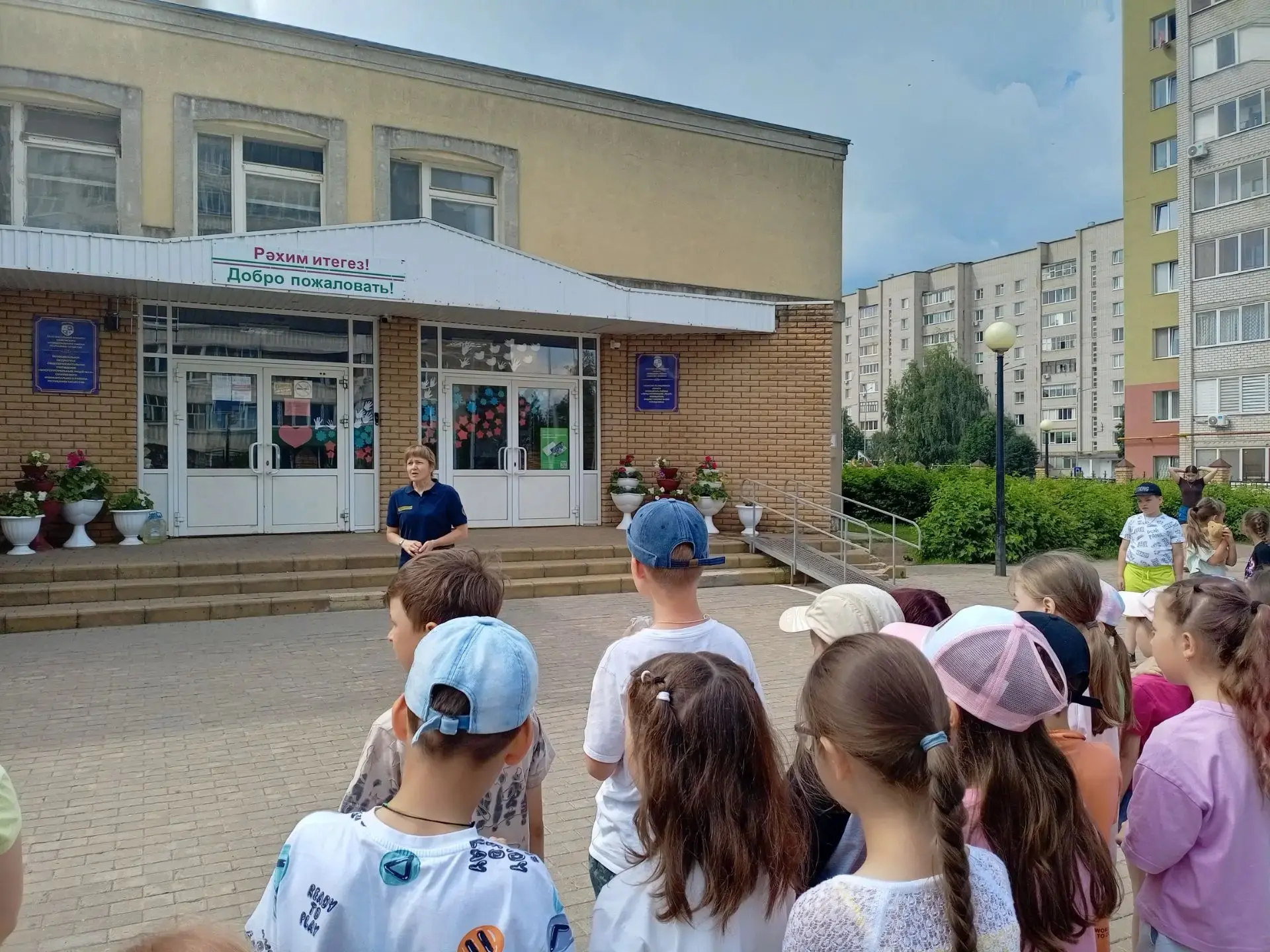 Сегодня с ребятами из пришкольного лагеря муниципальный служащий Гаврилюк Евгения Павловна провела л