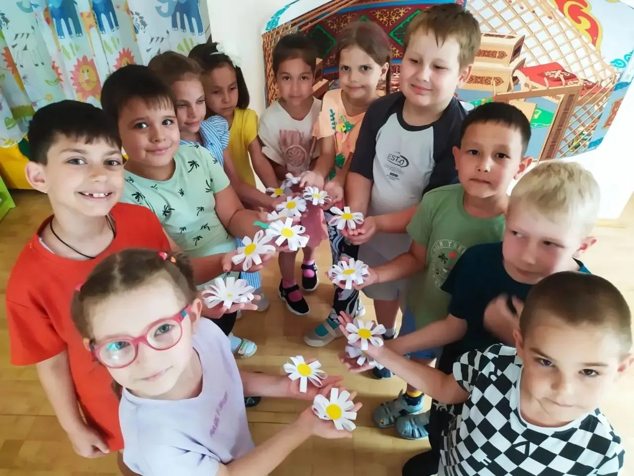 Подготовительные группы 3,4,6,9
Педагог: Демакова Елена Сергеевна
Ромашка 🌼 — главный официальный с