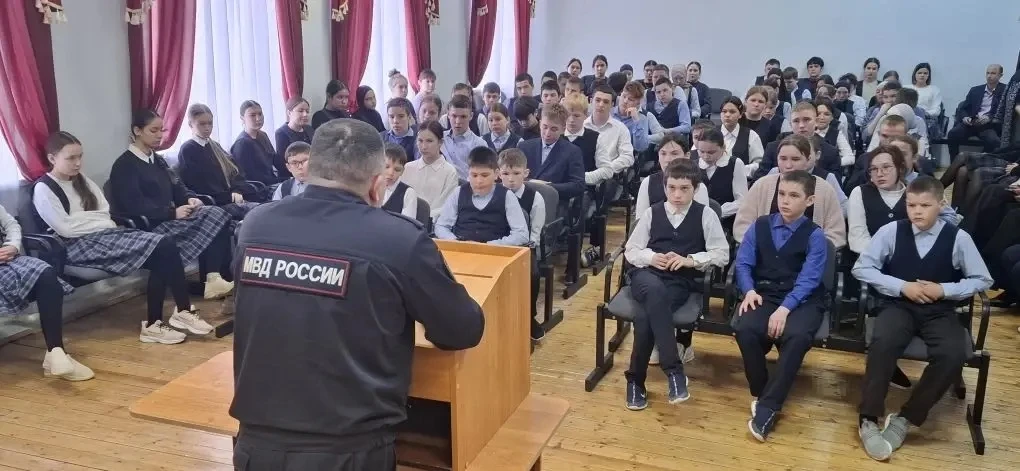 Сегодня в нашей школе состоялась встреча учащихся с Ахматхадиевым М.М. ИПДН майором пол...