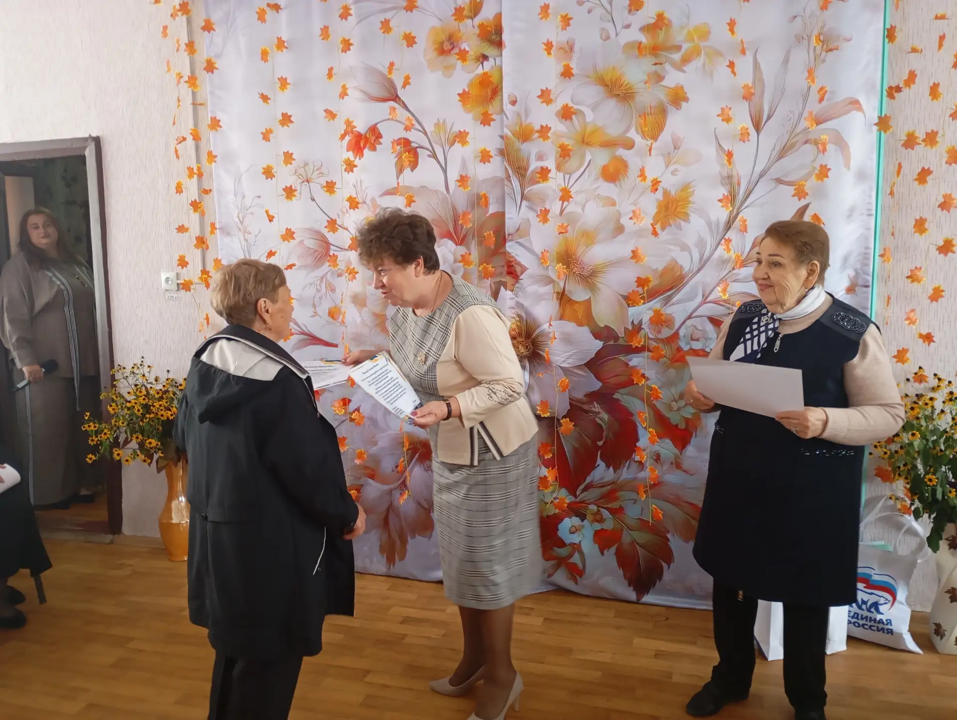 💛 «Время золотого возраста»: в Стаханове поздравили слушателей Университета третьего в...