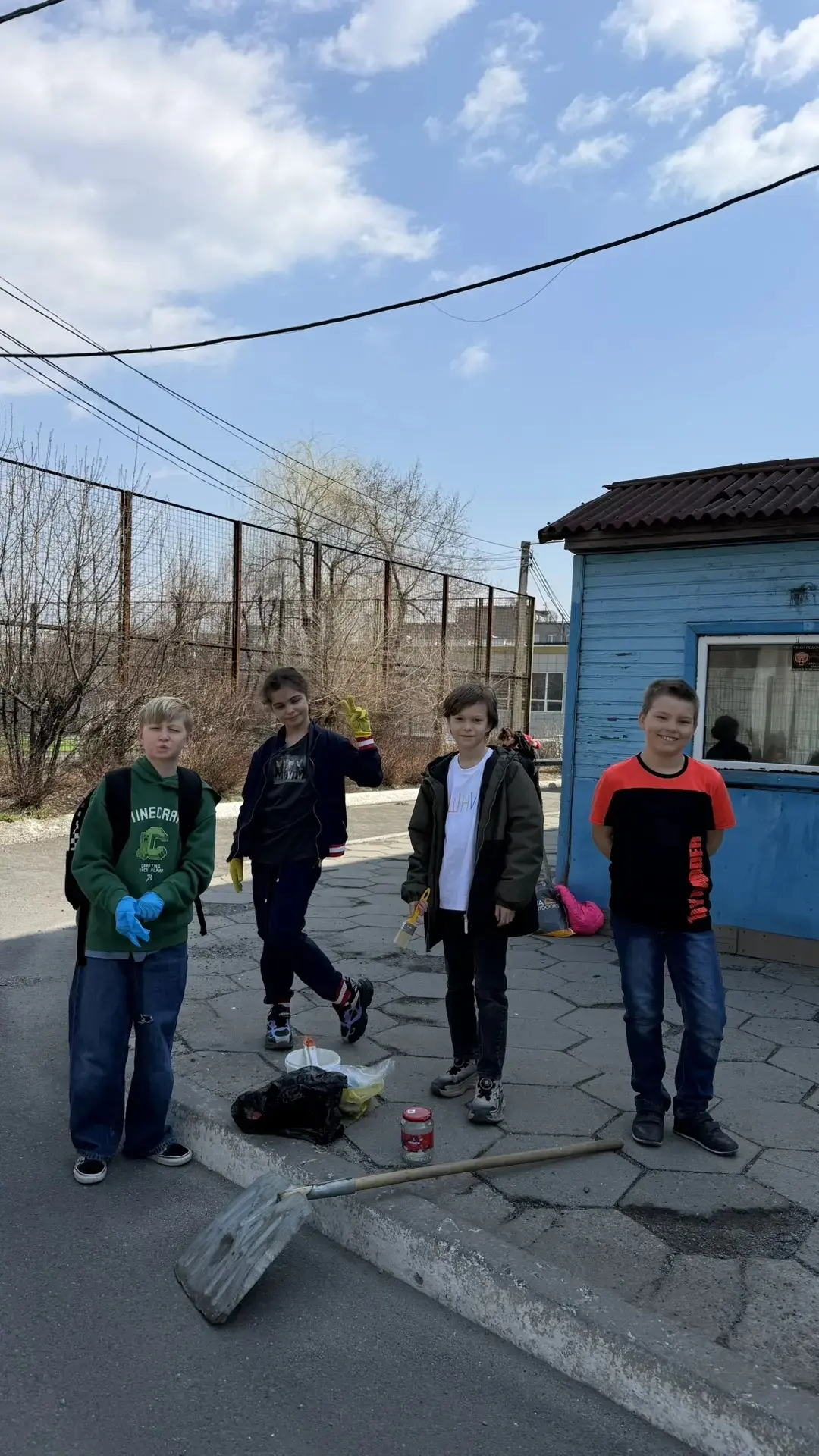 Учащиеся и родители 3 «Б» класса приняли участие в весеннем субботнике🌸  18 апреля 3 «Б» класс, под 