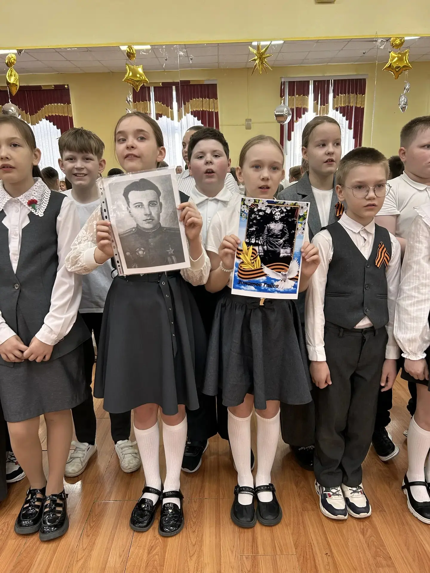 🕊 Нам доверили память: в нашей школе прошел «Бессмертный полк»  8 мая в школе состоялись линейки «На