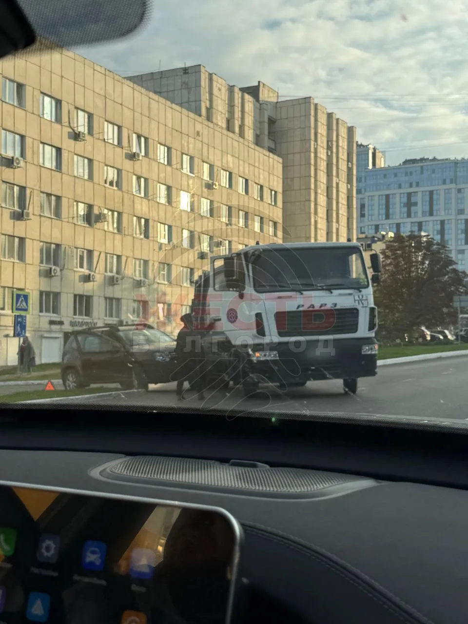 ❗️Этим утром на Архиерейской столкнулись кроссовер и грузовик