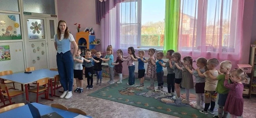 Ритмика в первой младшей группе — это занятия, на которых музыкальные образы передаются через движен