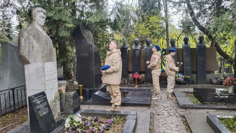 🎗В преддверии Дня Победы юнармейцы-волонтеры провели важную акцию на Новодевичьем кладбище.  • Убрал