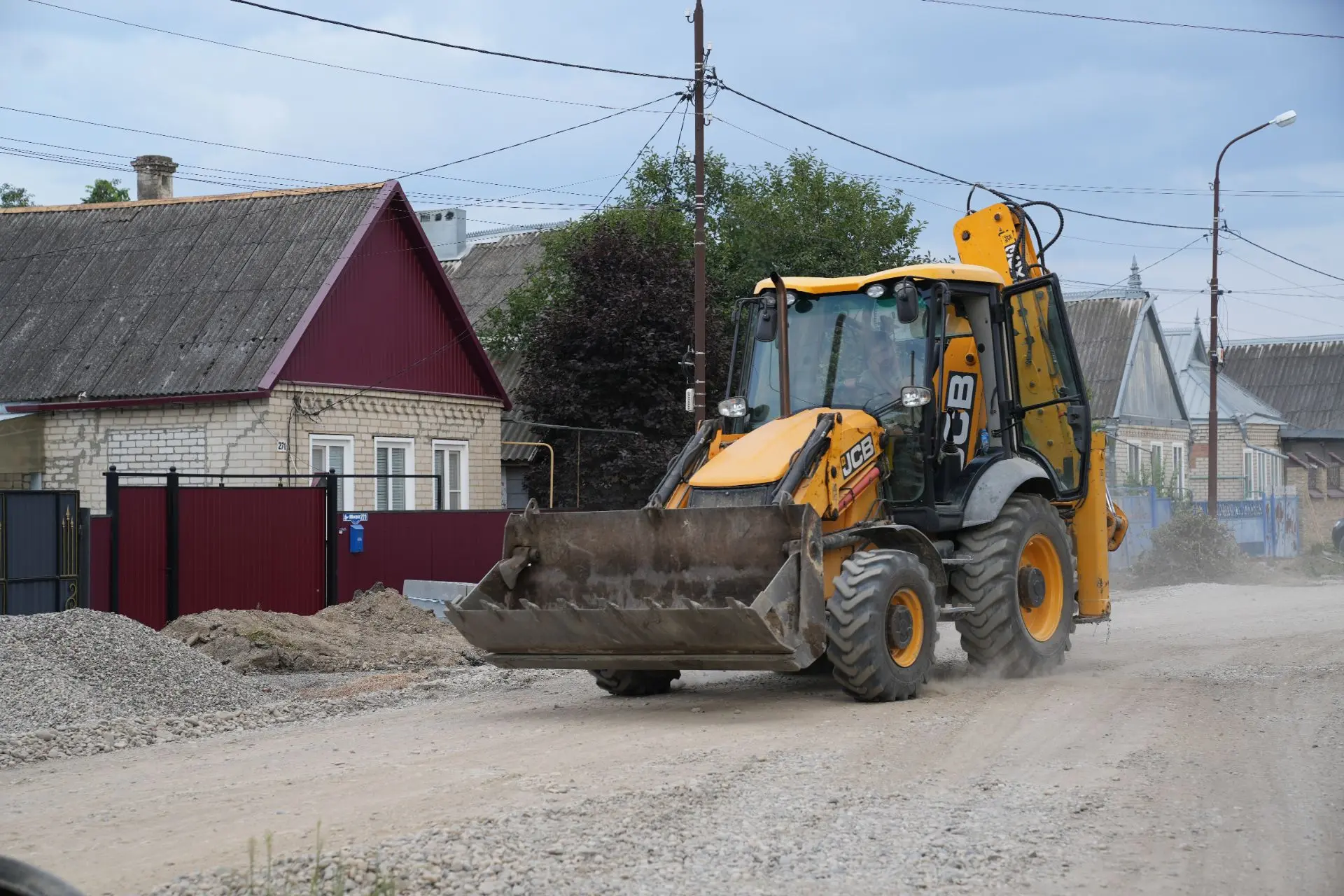 В городе Новопавловске приступили к ремонту автомобильной дороги и тротуара по улице Ми...