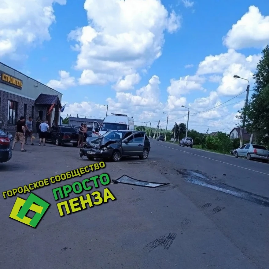 В селе Грабово рядом с магазином «Строитель» произошла жёсткая авария.

По словам очевидцев, один из