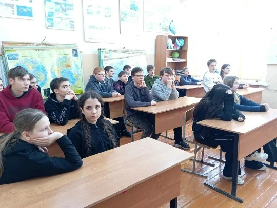 Библиотекарь Яблоневской сельской библиотеки ко дню Молодого избирателя подготовила кру...
