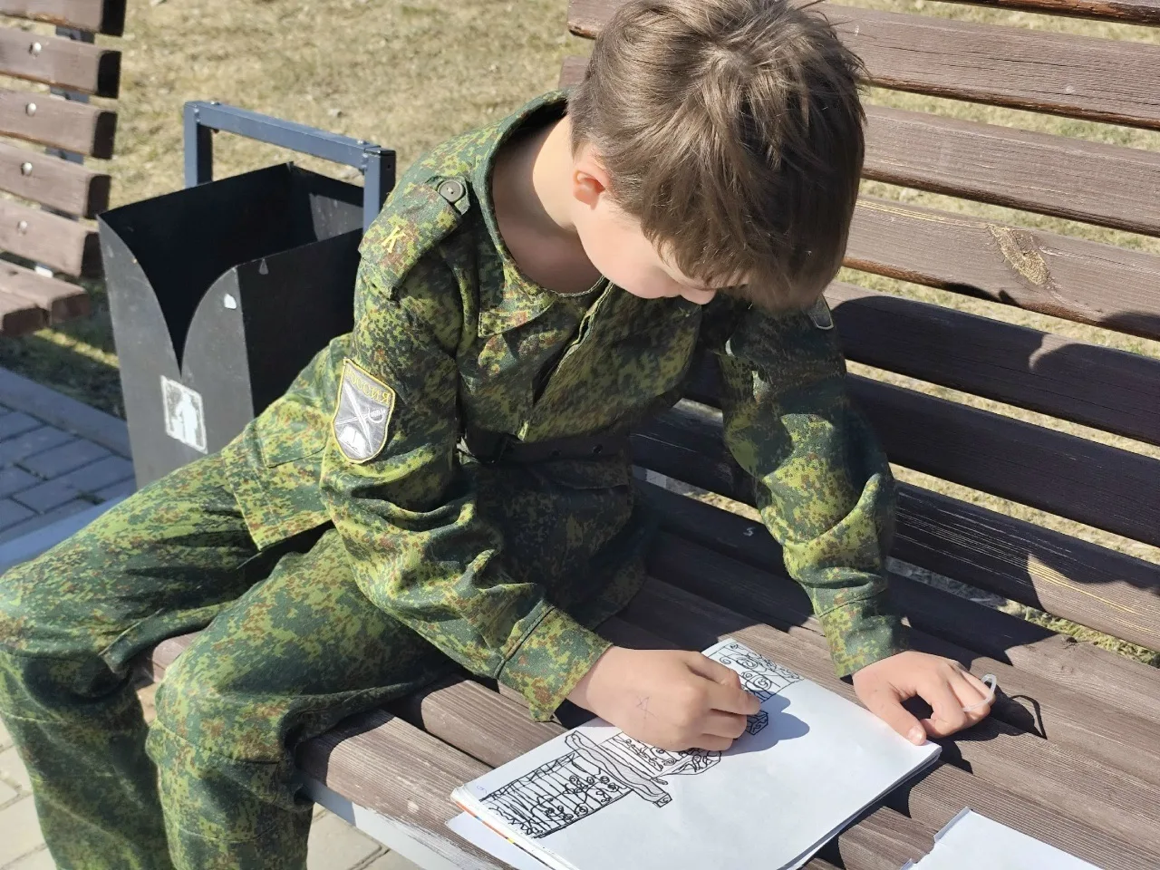 СМЕНИЛИ ПАРТЫ НА СКАМЕЙКИ В ПАРКЕ 
 
Как только пригрело солнышко, обучающиеся 6мк класса вышли в па