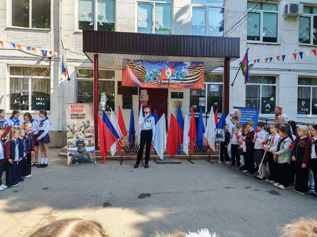 📸 Сегодня для наших первоклассников прошла торжественная линейка, посвящённая Дню Победы и памяти ге