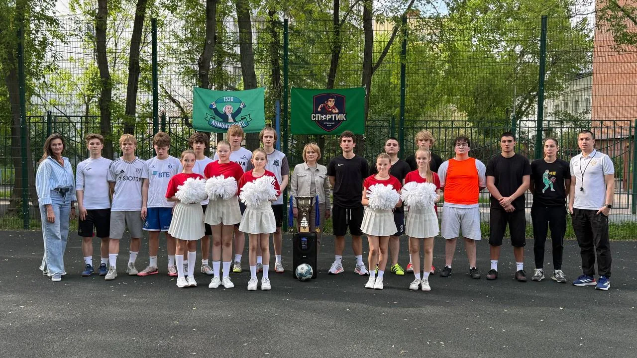 Встреча поколений на футбольном поле!  ⚽️ На школьном стадионе состоялся по-настоящему особенный мат