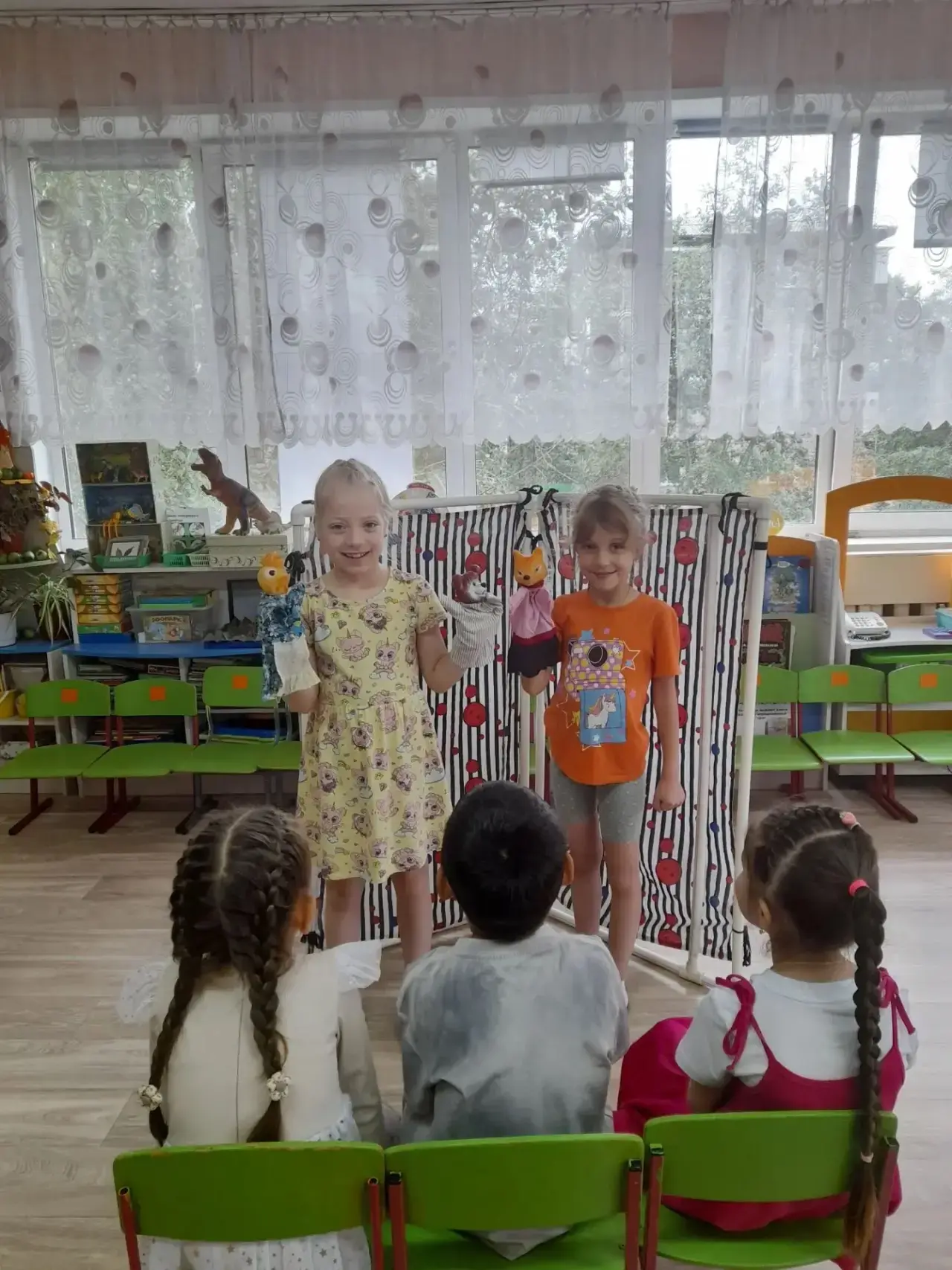 В группе  8 "Ягодки"  стартует неделя  " Театральный колейдоскоп". Дети  сделали оригам...