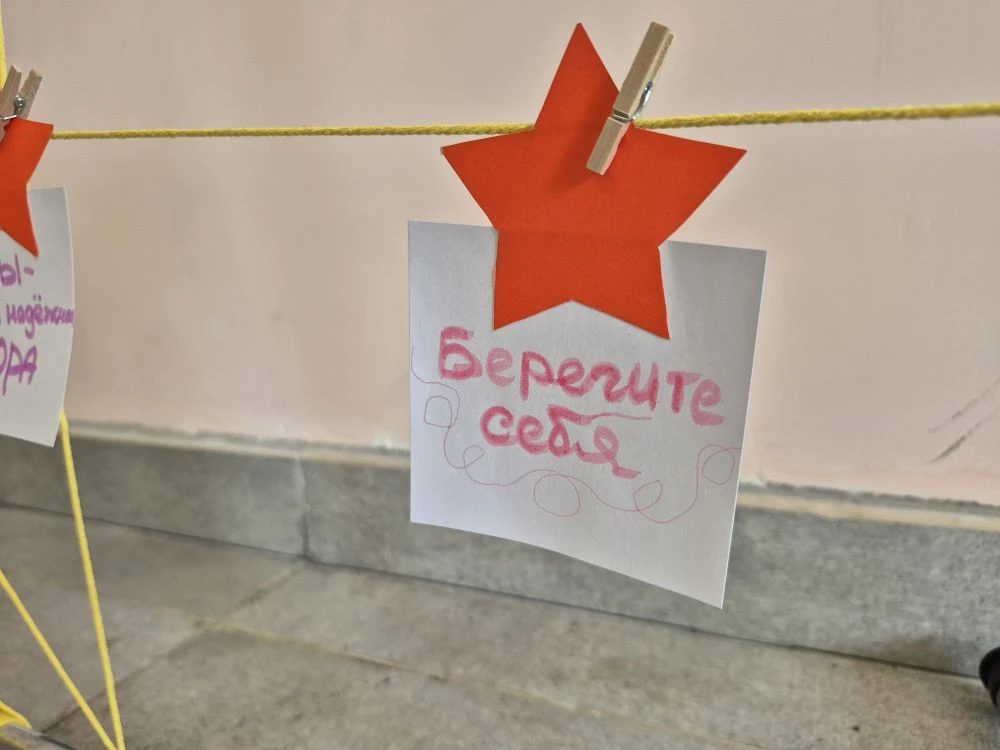 "Вы наши ГЕРОИ. Берегите себя": акция "Спасибо, герои" проходит в Опалиховской гимназии в рамках "Не