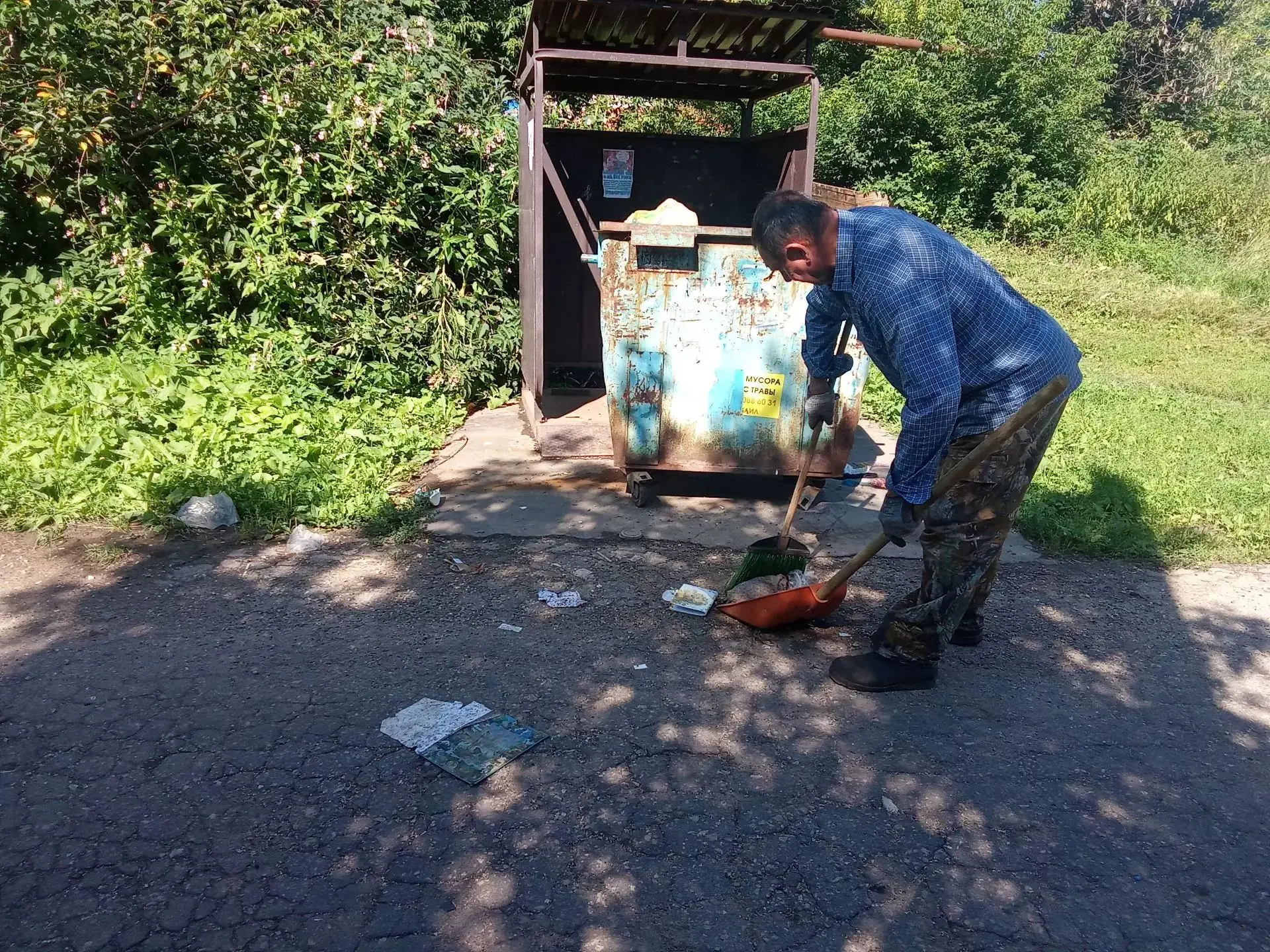 Уборка у контейнерных площадок сотрудниками МАУ Благоустройство.