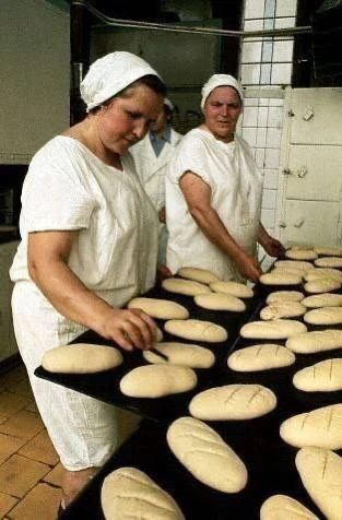 Paботницы делают надpeзы на батонax на хлебозаводе, 1975 год.

Это был настоящие хлебобулочные издел