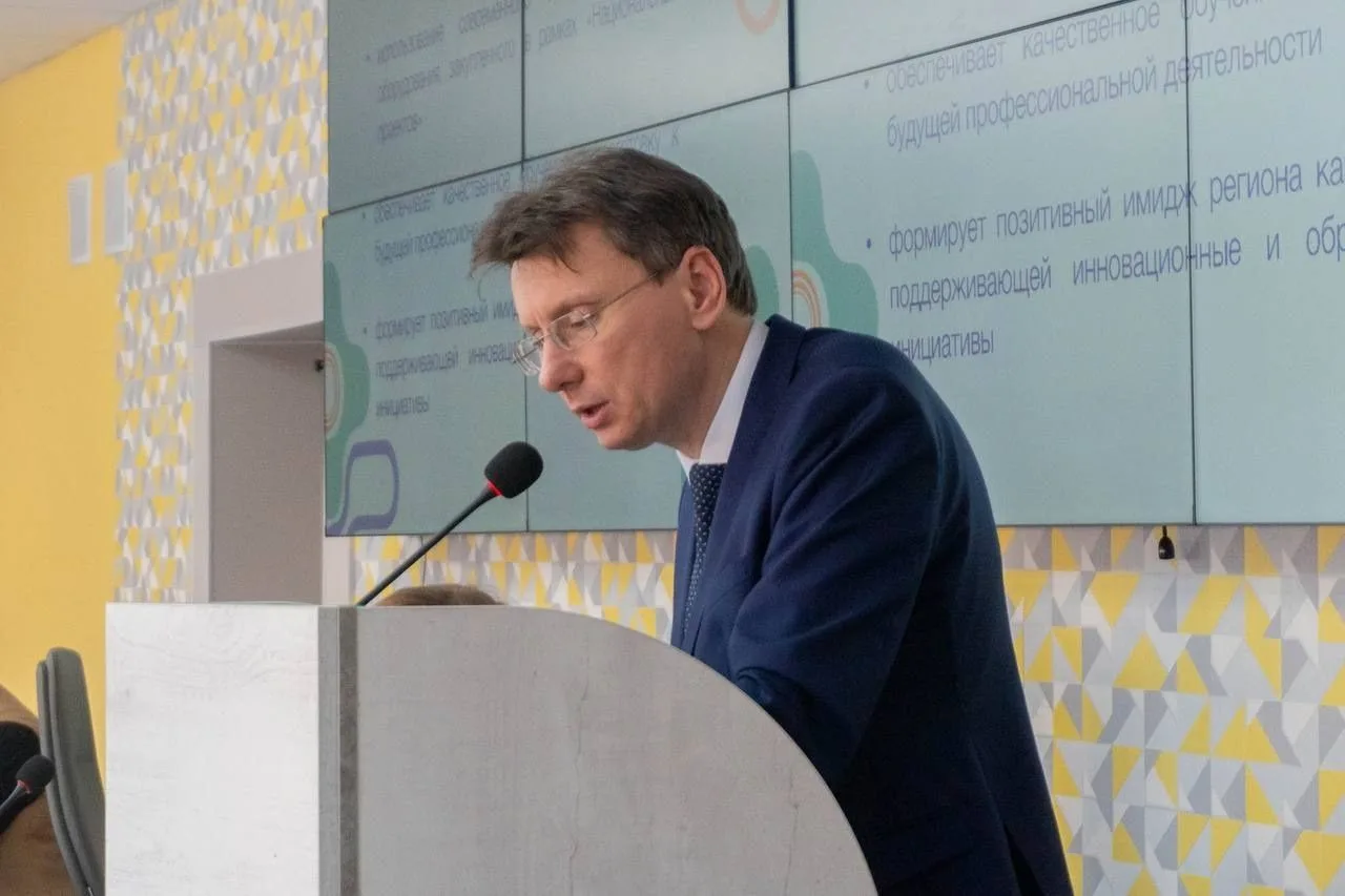 Министр образования Оренбургской области Алексей Пахомов сообщил, что средняя зарплата ...