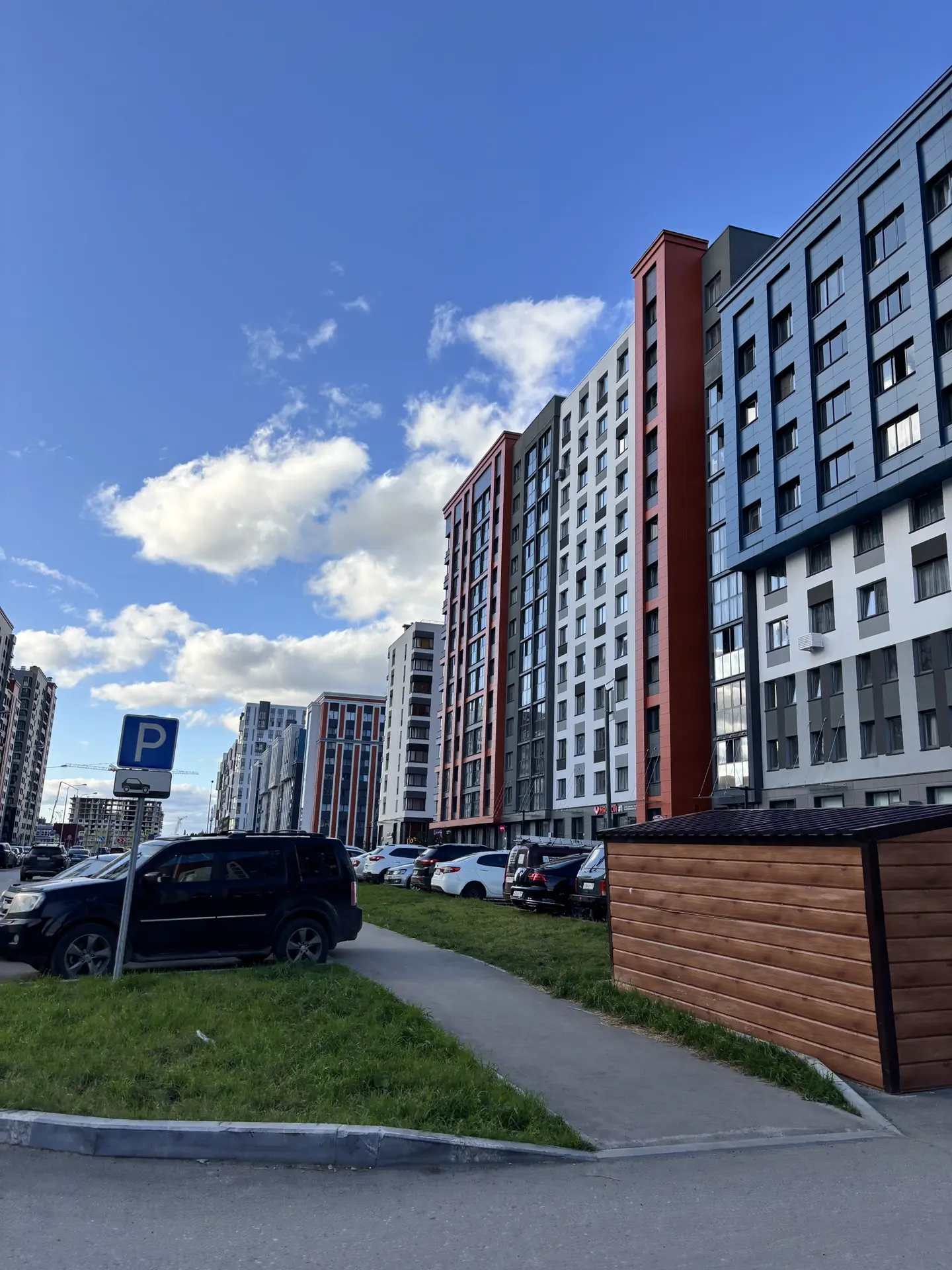 где солнце ещё ничего, но где тень ветрище дикий, Даша вышла в повязке и без манишки, н...
